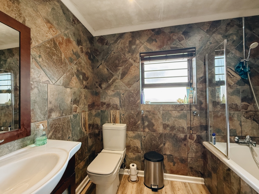 4 Bedroom Property for Sale in Aalwyndal Western Cape